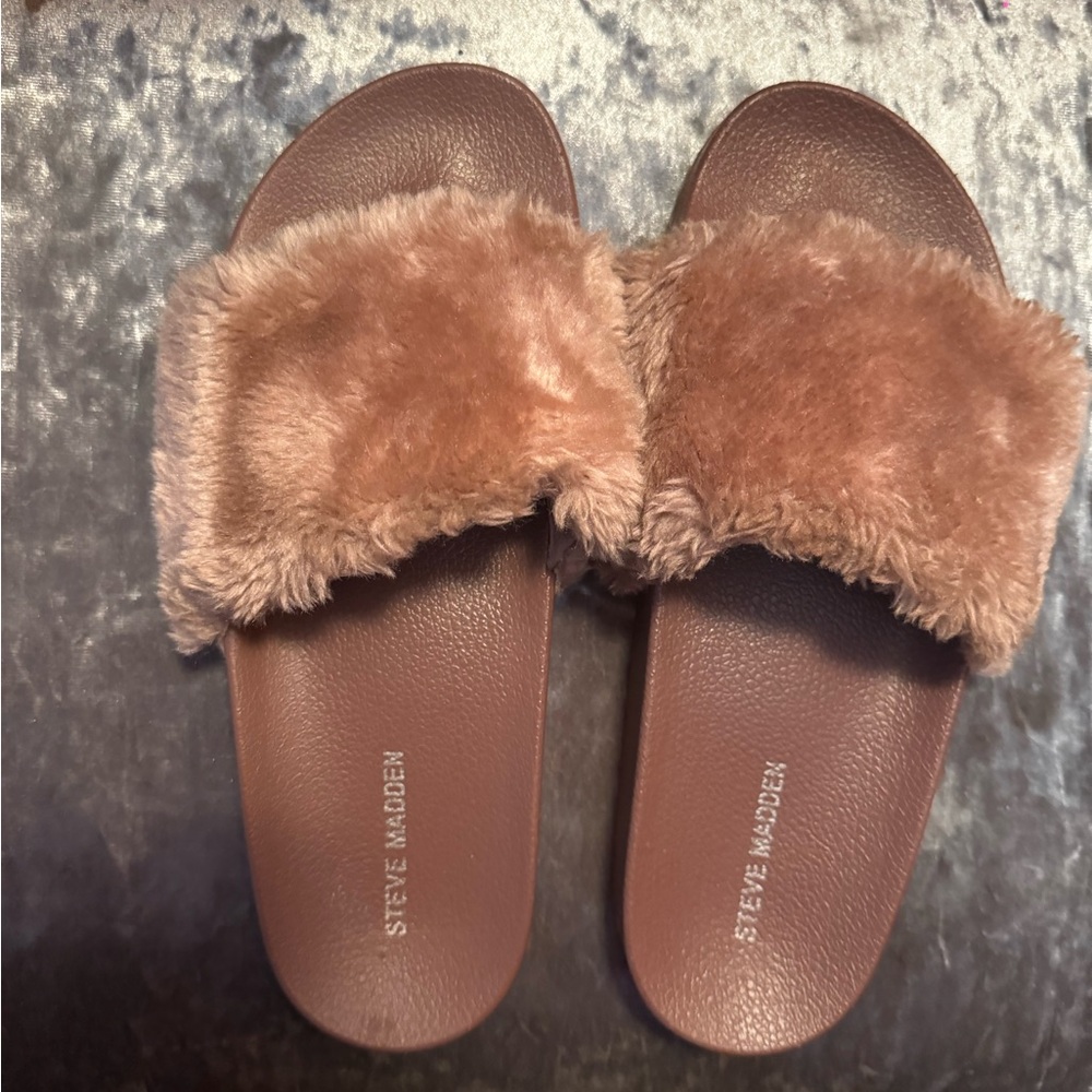 Steve Madden Softey Faux Fur
Slide Size 10 (worn)